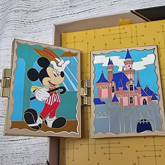 NEW! Disneyland Mickey strolling down Main Street Z fold LE 250 PIN ARTIST SIGNE - Picture 4 of 6